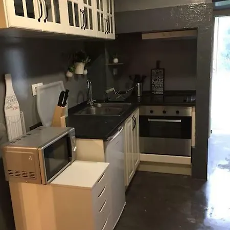 New! Charming Flat At Great Location!