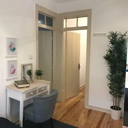 New! Charming Flat At Great Location!