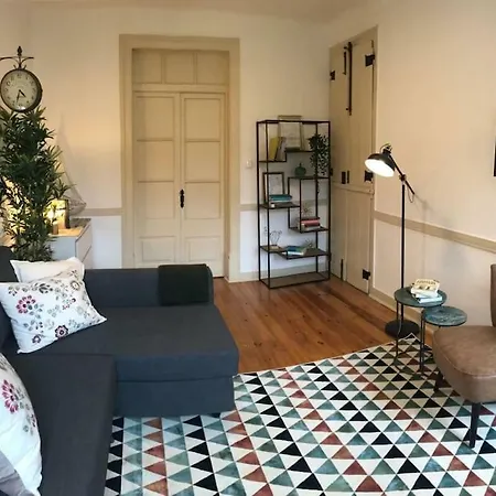 New! Charming Flat At Great Location! *